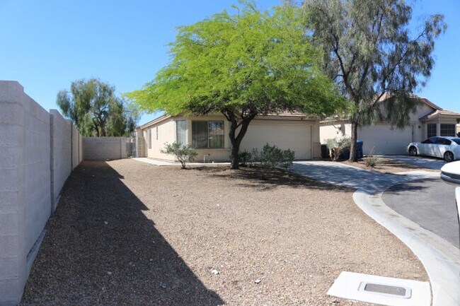 Foto del edificio - SHOWINGS AVAILABLE NOW