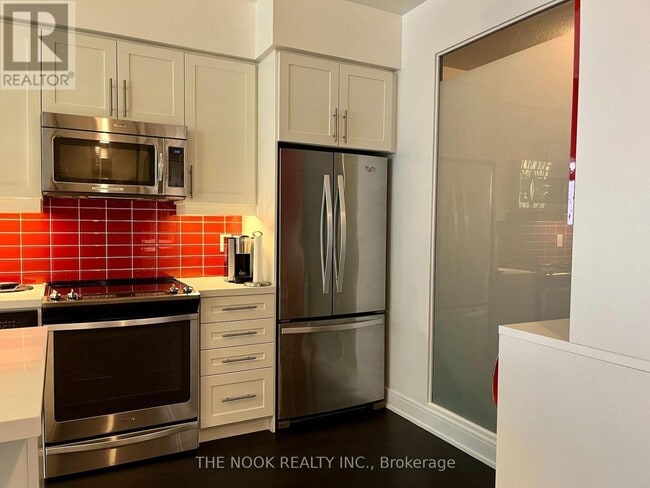 Building Photo - 525 Adelaide St W