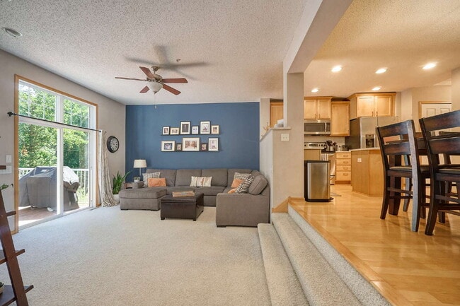 Foto del edificio - Spacious 4-Bedroom, 4 Bathroom Plymouth Townhouse with Cozy Fireplace - 2510 Sq Ft of Comfort!