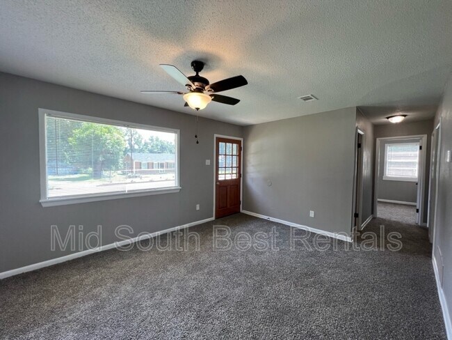 Building Photo - 950 Par Ave