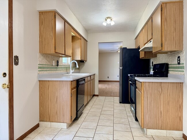 Building Photo - 14135 De La Tour Dr