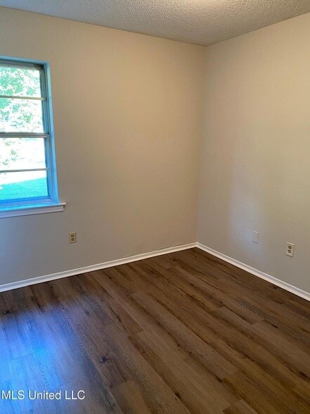 Foto del edificio - 5630 Crestwood Dr