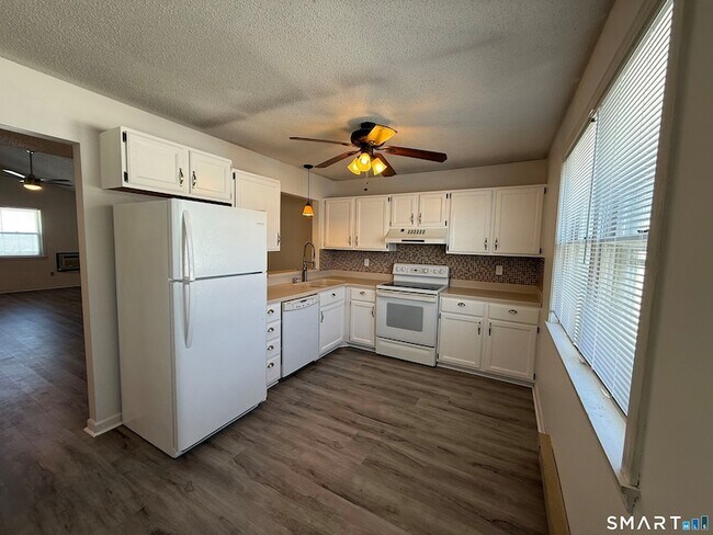 Foto del edificio - 699 S Main St