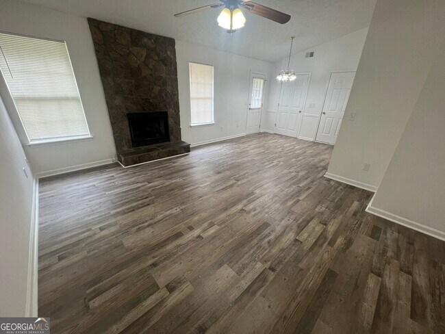 Foto del edificio - 545 E Country Woods Dr