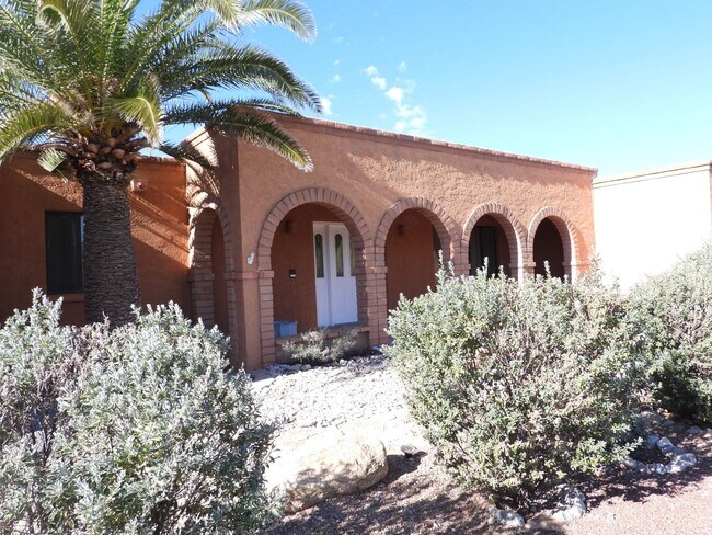 Foto del edificio - 3 Bedroom 2 bath with 2 car garage FOOTHIL...