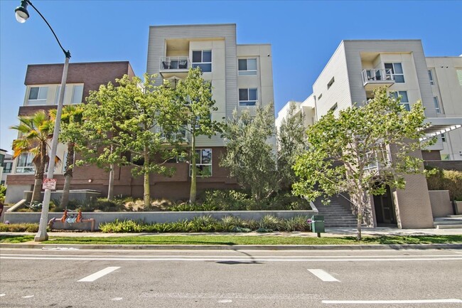 Foto del edificio - 12655 Bluff Creek Dr