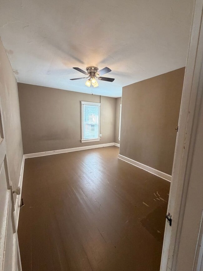 Building Photo - 105 E Hickman St