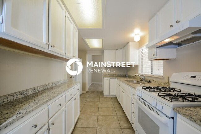 Building Photo - 2 Bedroom Pet-Friendly Home in Tucson, AZ with Main Street Renewal