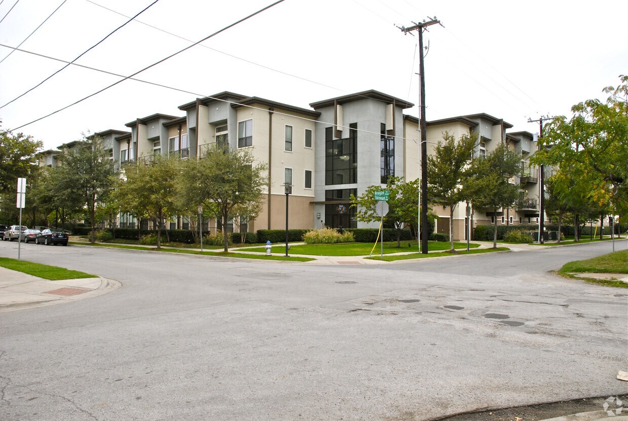Primary Photo - 2525 Reagan St