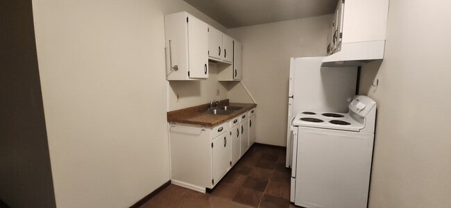 Building Photo - 625 9th St N