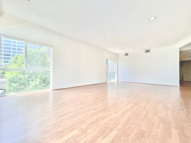 Building Photo - 8455 De Longpre Ave