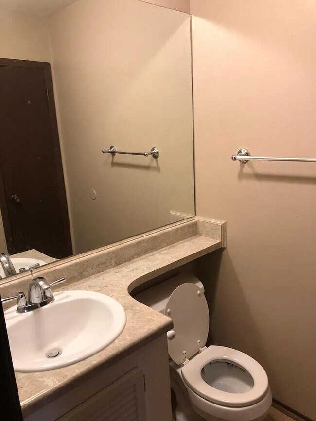 Medio baño en la planta baja - 200 Lodge Dr