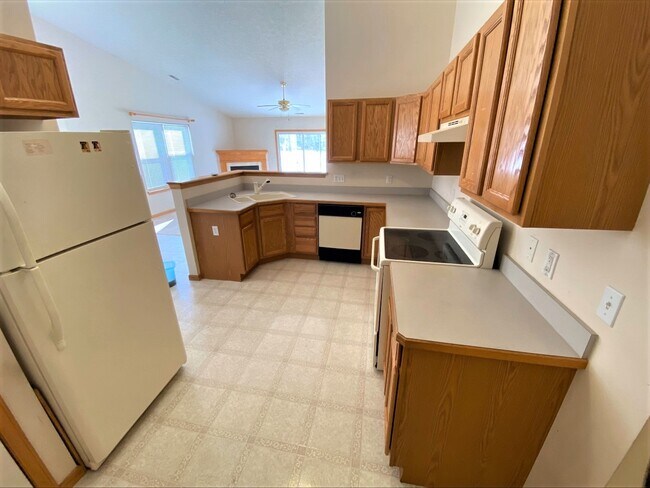 Building Photo - 1120 Chaucer Cir