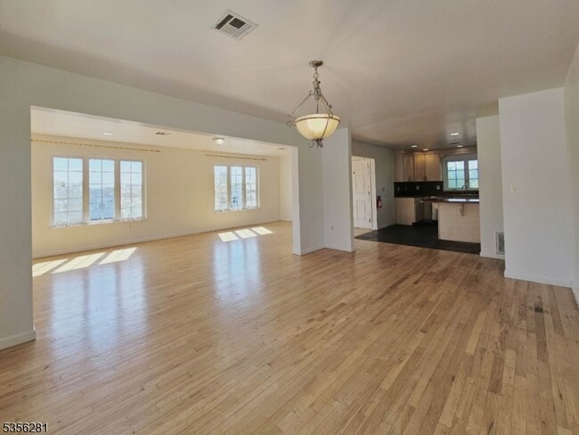 Building Photo - 1405 Mopsick Ave