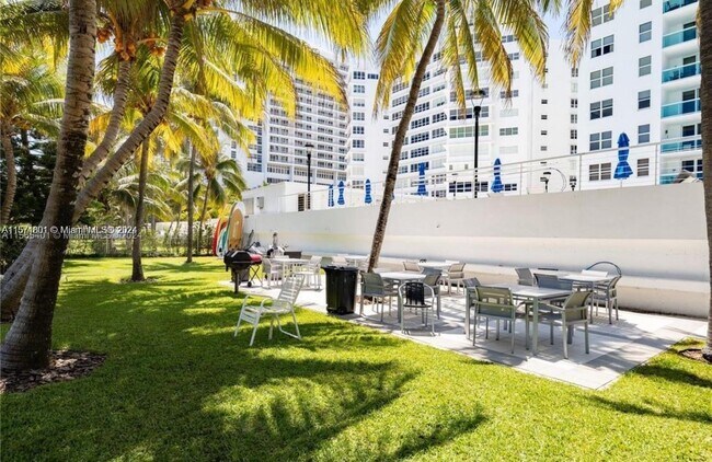 Building Photo - 5001 Collins Ave