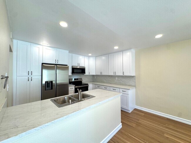 Foto del edificio - Beautifully Updated 3 Bedroom, 2 Bath with Private Yard