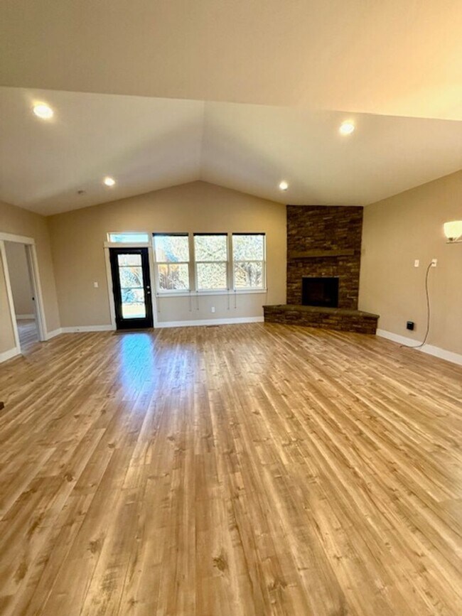 Building Photo - Fabulous Single Level 3 Bedroom High End H...