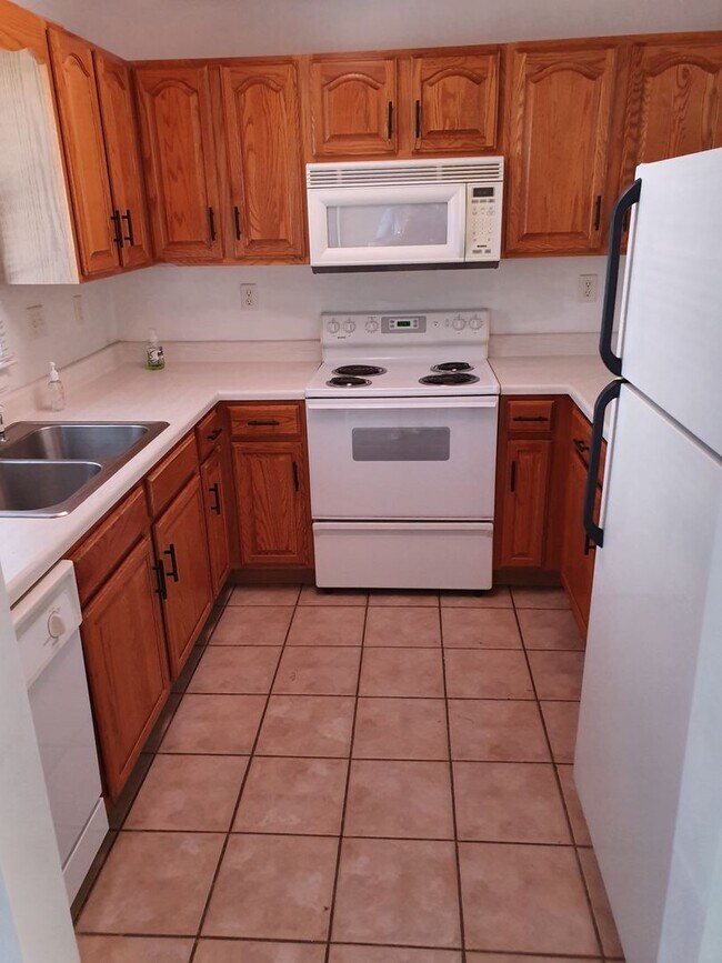 Building Photo - Beautiful 2 bed 1.5 bath townhome