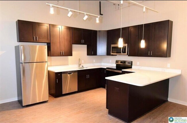 Building Photo - 124 W Union Blvd