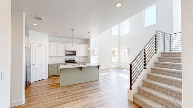 Foto del edificio - New Townhome For Rent in Highridge Mountai...