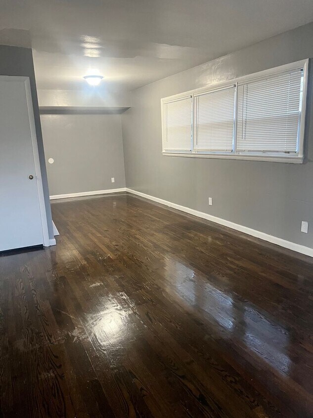 Building Photo - 3 Bedroom