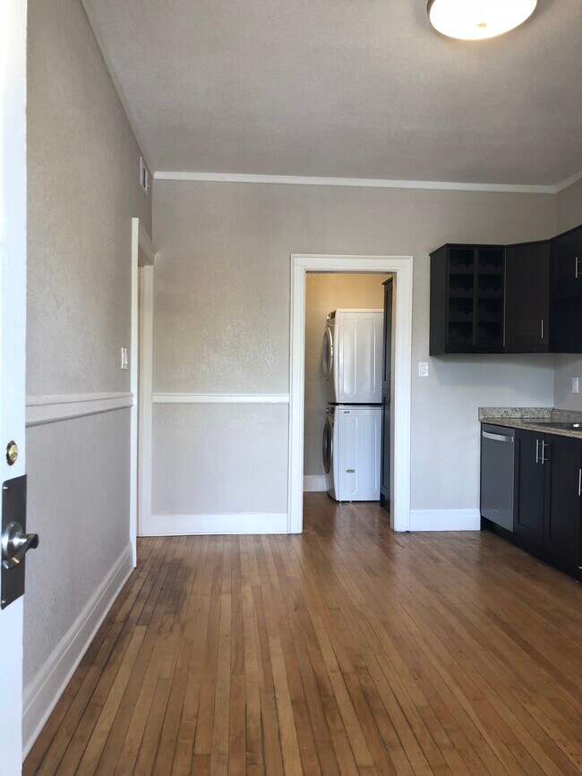 Foto del edificio - 2852 N Oakland Ave