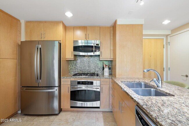 Building Photo - 7121 E Rancho Vista Dr