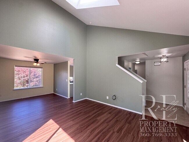 Foto del edificio - Spacious Bremerton Retreat with Designer Kitchen, Large Fenced Yard & Primary Suite