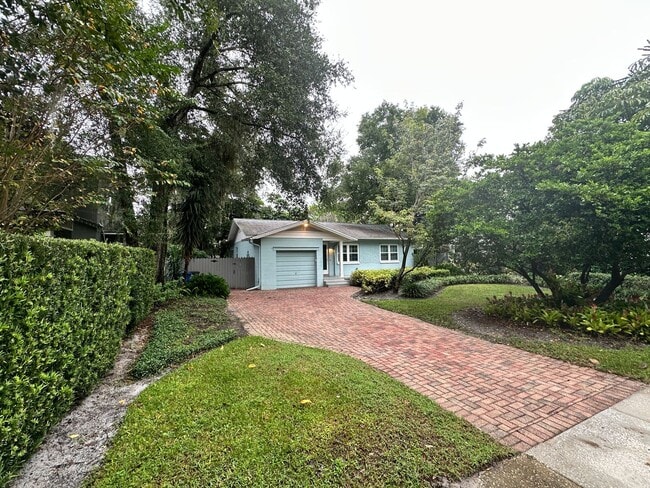 Building Photo - Stunning 3/2 Bungalow near the historic di...