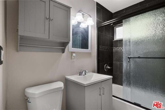 Building Photo - 213 S Ventura Pl