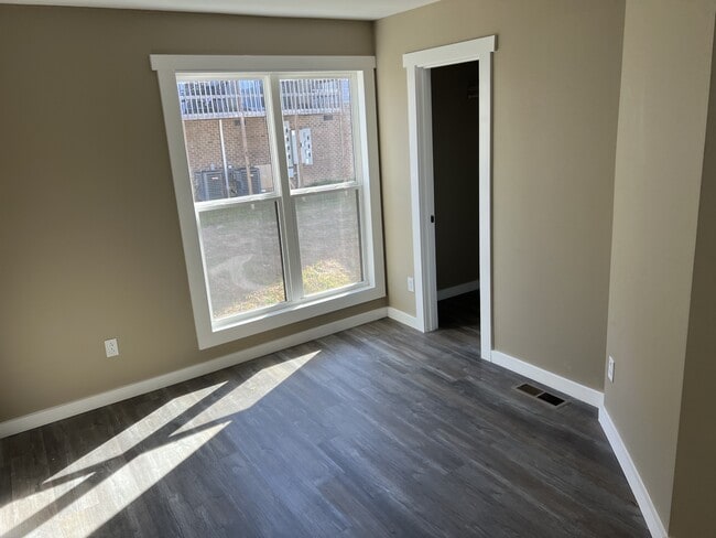 Building Photo - 2 Mimosa Ln