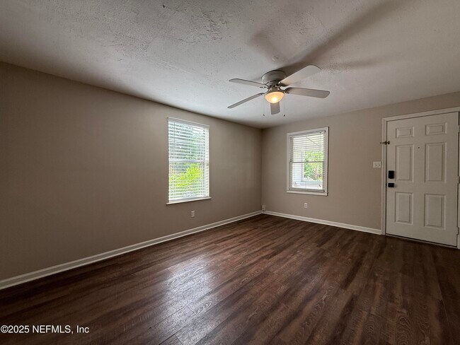 Building Photo - 509 Live Oak St