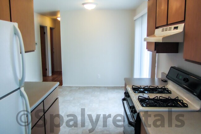 Building Photo - 3210 Fernwood Ave
