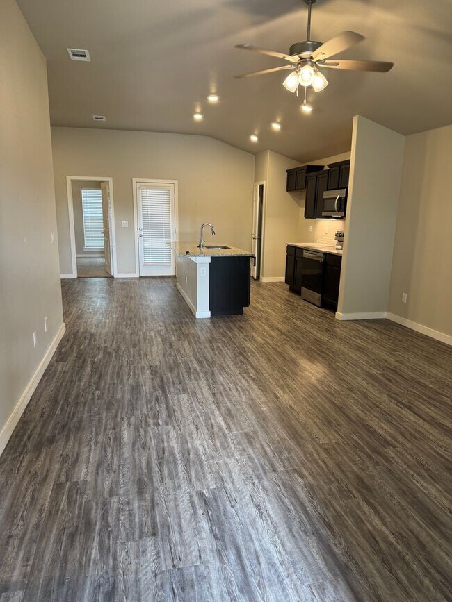 Foto del edificio - Beautiful 3BR 2BR 2 Car Garage west of town