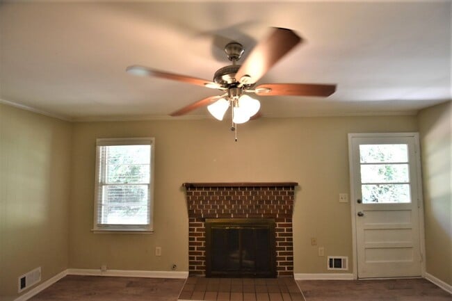 Building Photo - 686 Rollingwood Pl