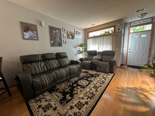 Foto del edificio - 3639 Vermilion Ct N