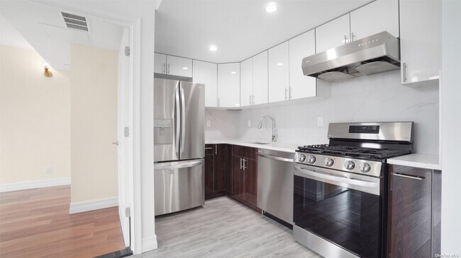 Foto del edificio - 65-18 Austin St