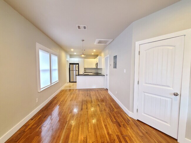 Building Photo - Modern 2-Bed / 2-Bath in Dignowity Hill with Off-Street Parking