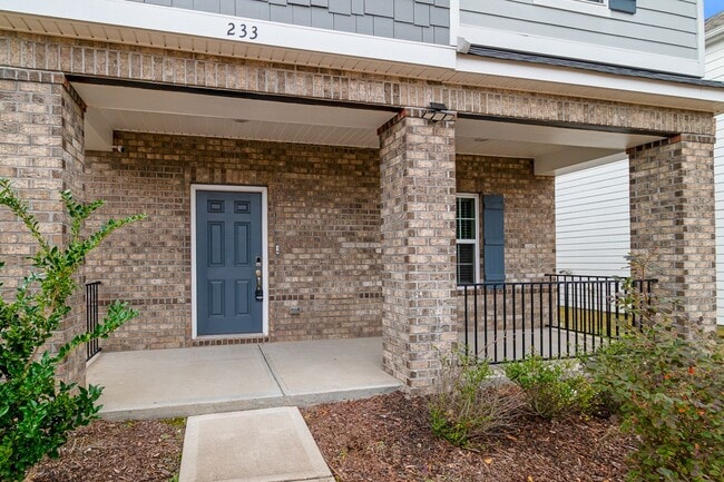 Building Photo - Warm & Welcoming Home in the Heart of Pineville!