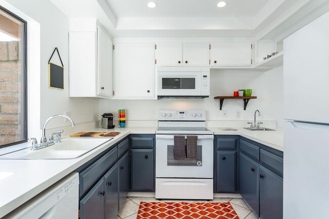 Building Photo - 2477 E Miramonte Cir