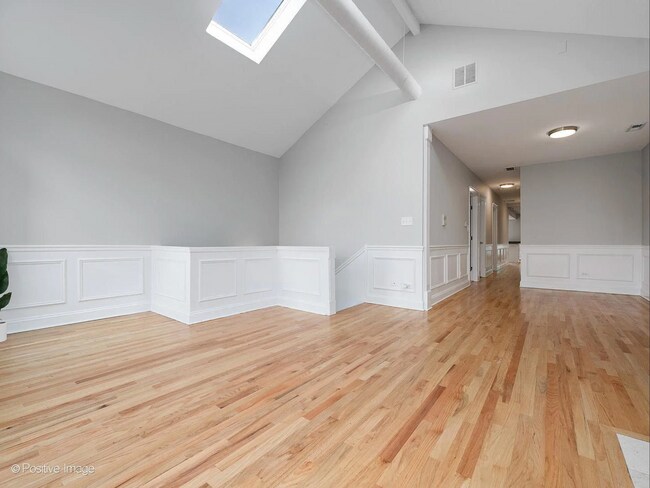 Foto del edificio - 1329 N Mohawk St