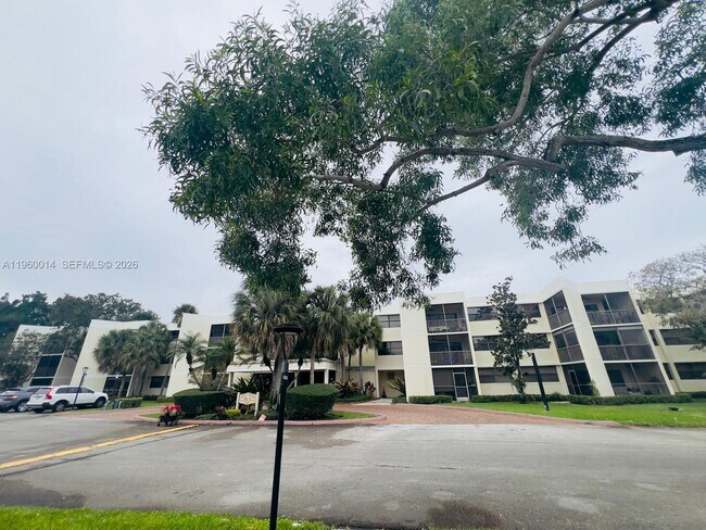 Foto del edificio - 491 Racquet Club Rd