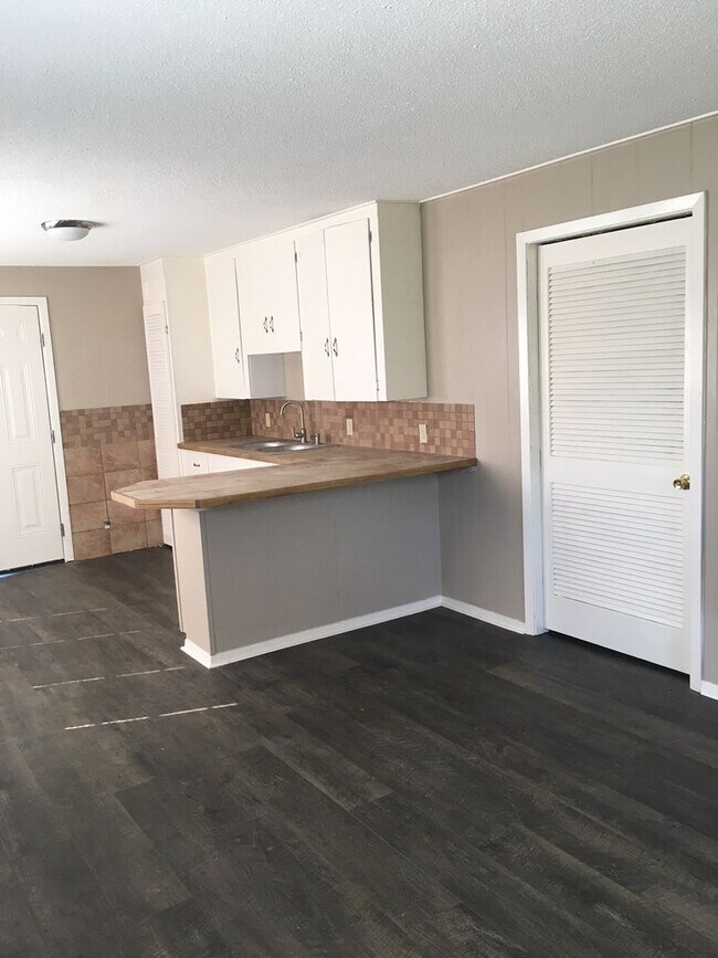 Foto del edificio - One Bed One Bath House Available June 1