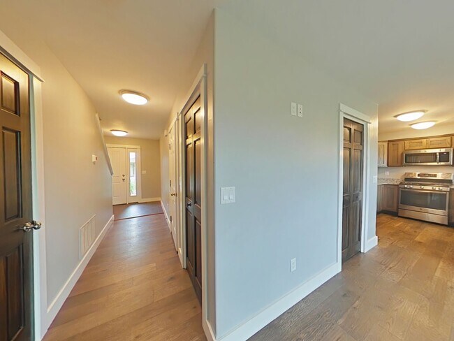 Foto del edificio - Stunning 3-bedroom, 2.5-bathroom condo with attached 2 stall garage!