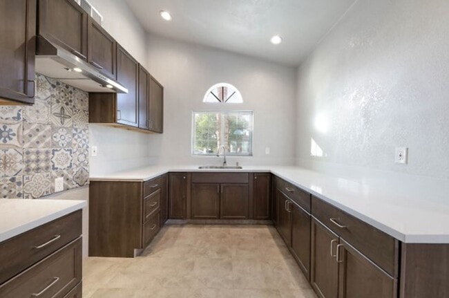 Building Photo - 6118 Autumn Crest Dr