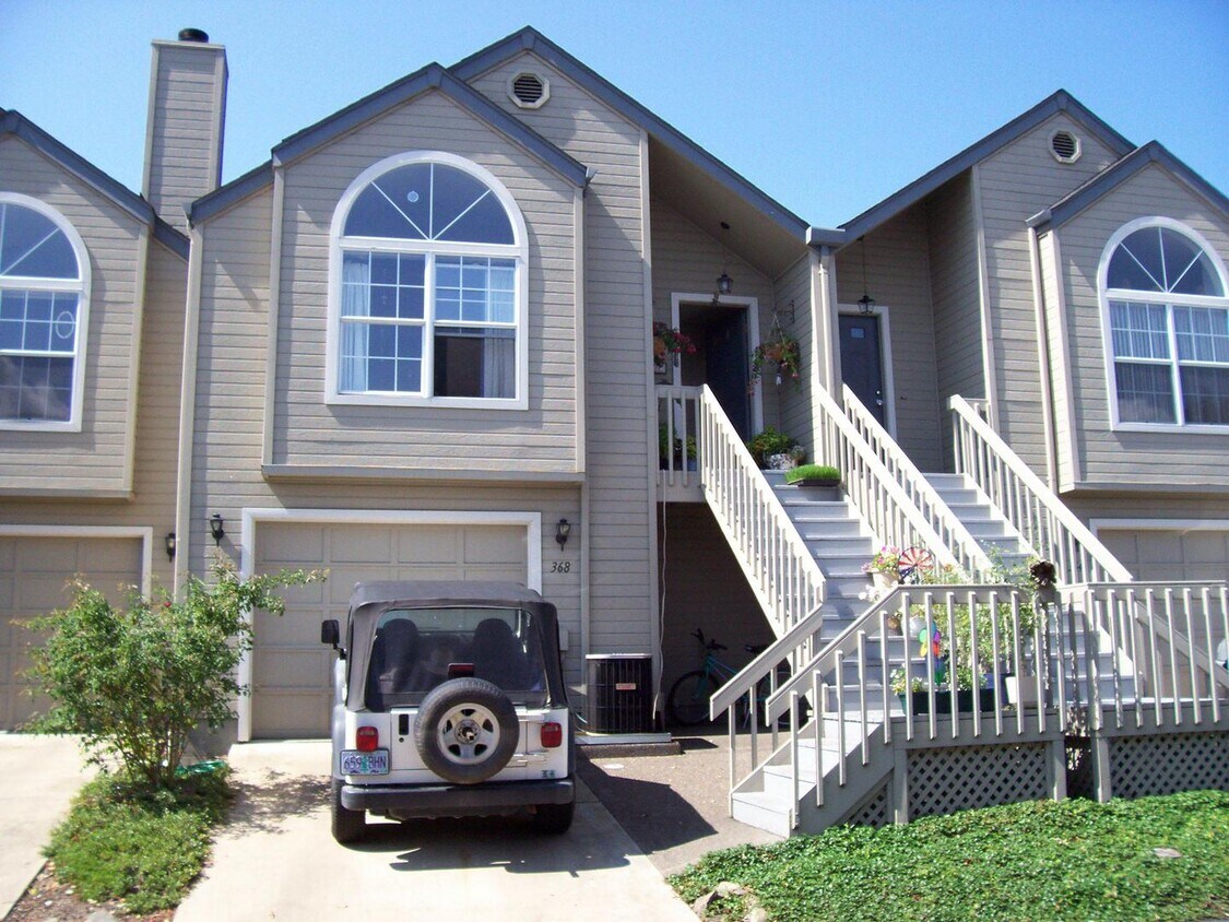 Foto principal - Two bedroom, two bath Ashland Townhome | A...