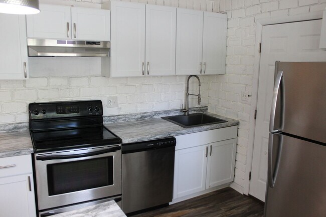 Building Photo - Cute 1 BR Bungalow in the Heart of Brownsburg!