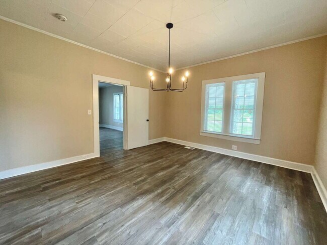 Foto del edificio - Spacious 4-Bedroom Farmhouse with 2.5 Baths in Raeford!