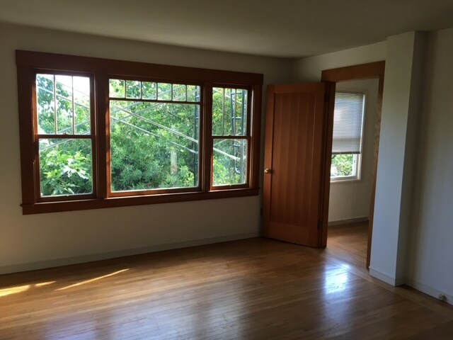 Ventana de salón con puerta a sala más. - 43 Bishop Rd