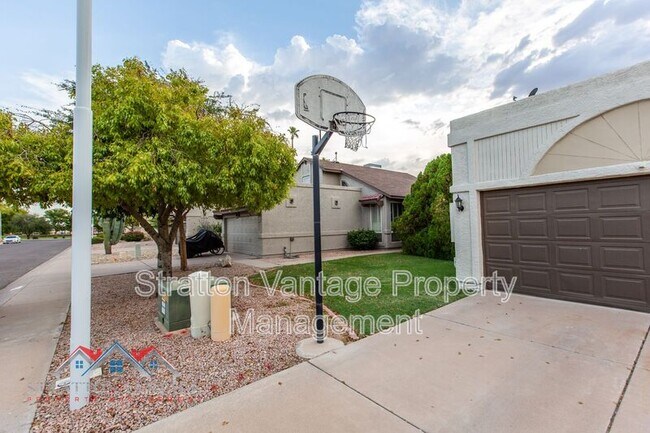 Building Photo - 736 N Hazelton Dr